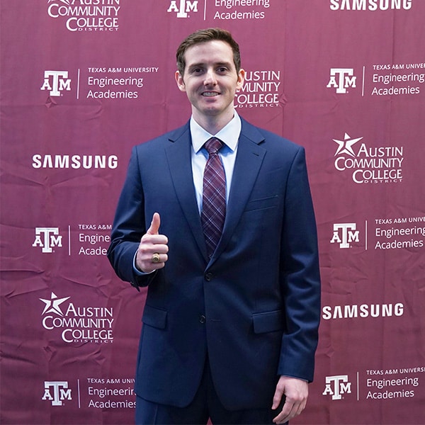 Justin Bryant giving the Gig 'Em 