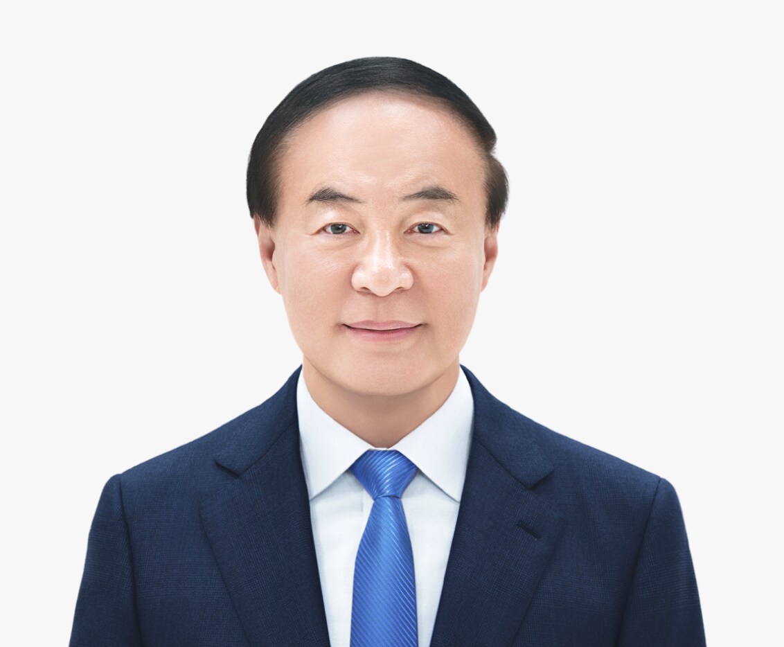 Formal portrait of Dr. Young Hyun Jun