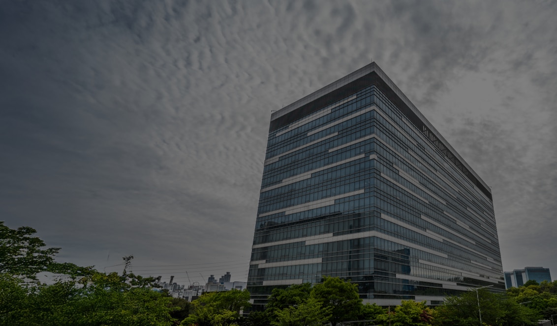 도심 속에 위치한 삼성 한국 사무실 건물의 항공 사진으로, 수평 유리 외관과 옥상 정원이 특징입니다.