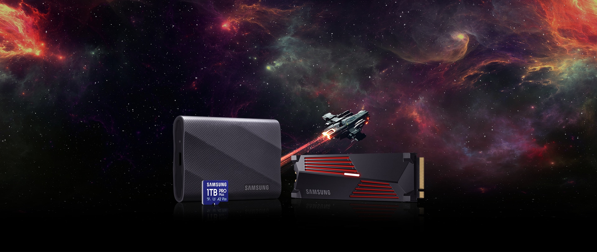 SSD, SD 카드, NVMe 드라이브를 포함한 삼성 스토리지 장치가 드라마틱한 우주 배경 속에 배치되어 있습니다.