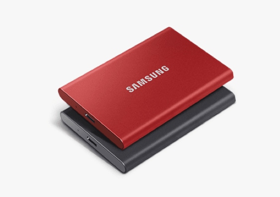 Two Portable SSD T7 in titan grey and metallic red, the metallic red Portable SSD T7 lying on top of the titan grey SSD.