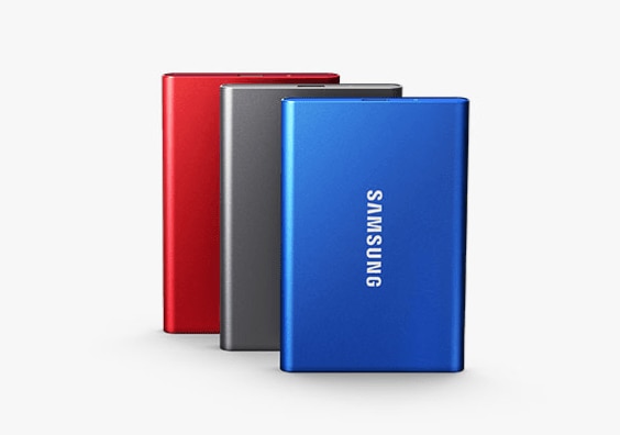 Three portable SSD T7 are aligned in a vertical position parallel to each other, almost overlapping. The Metallic Red is in the back followed by the Titan Grey portable SSD T7 and then the Indigo Blue which is in the foreground with the Samsung logo.