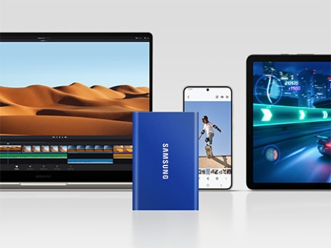Samsung ポータブルSSD T7が、ノートパソコン、スマートフォン、タブレットを前面に配置されています。
