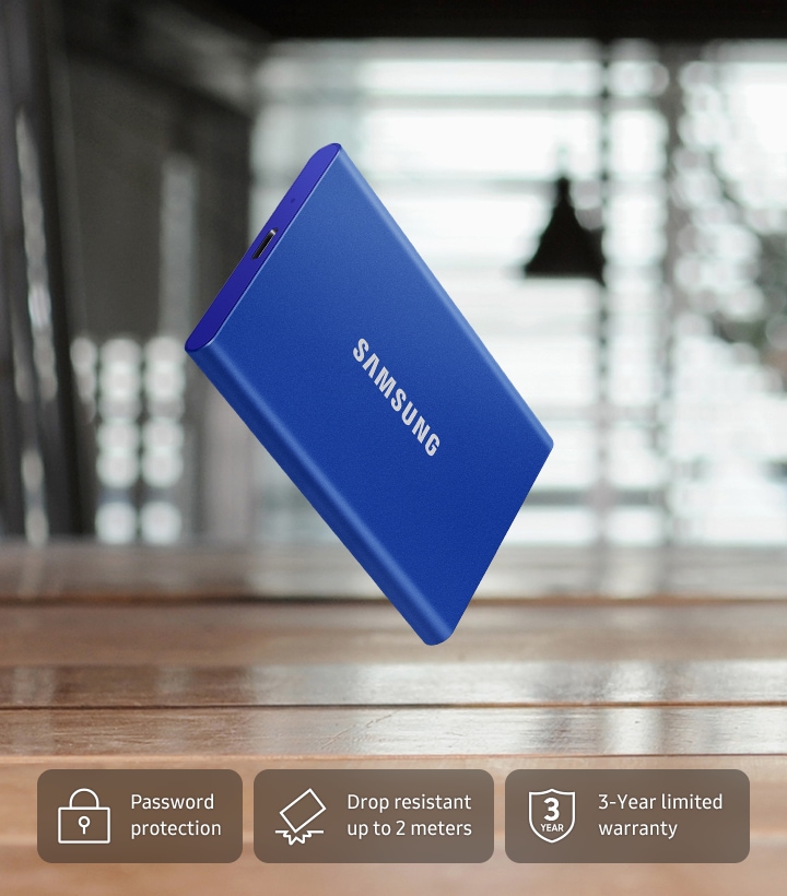 床に落下しているSamsung T7 SSDのイメージと、その下にパスワード保護、2メートルの落下耐性、3年間の限定保証を示すアイコンが表示されています。