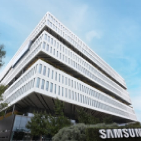 삼성 건물 외부 모습과, 그 앞에 세워진 삼성 로고가 담긴 표지판