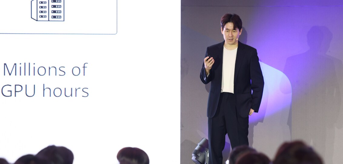 Yoonhyung Kim, EVP, explaining the evolution of AI technology on stage
