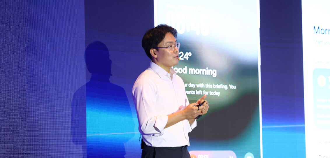 Yunsu Lee, Corporate EVP, presenting on Efficient AI on stage