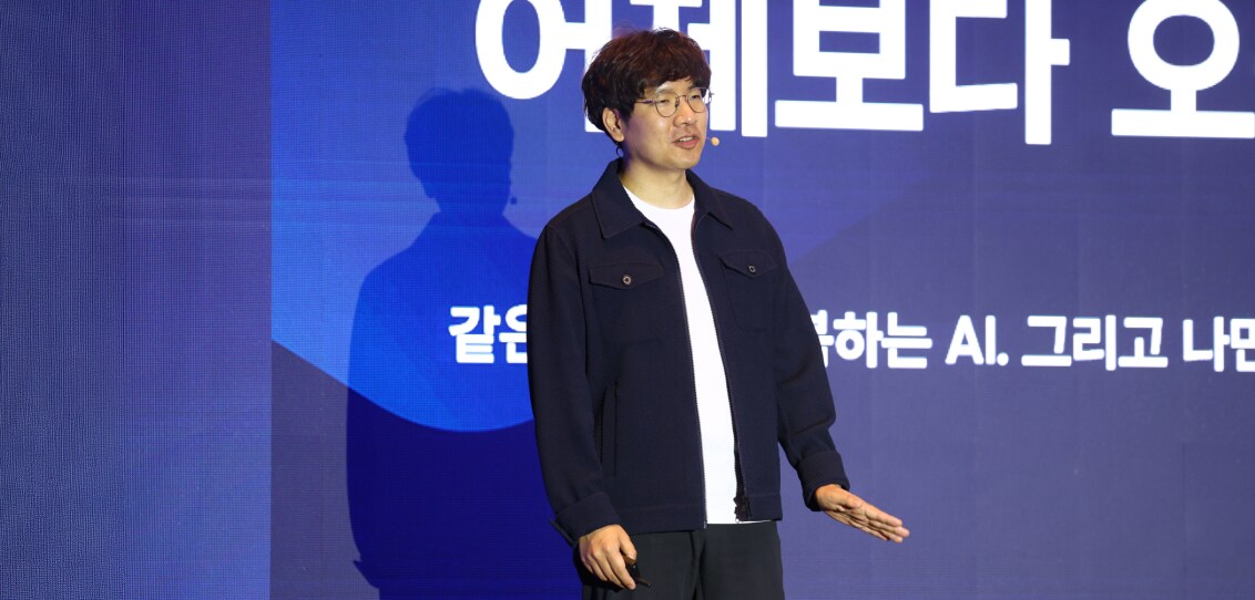 Kangwook Lee, Corporate VP, presenting on Continual Learning on stage