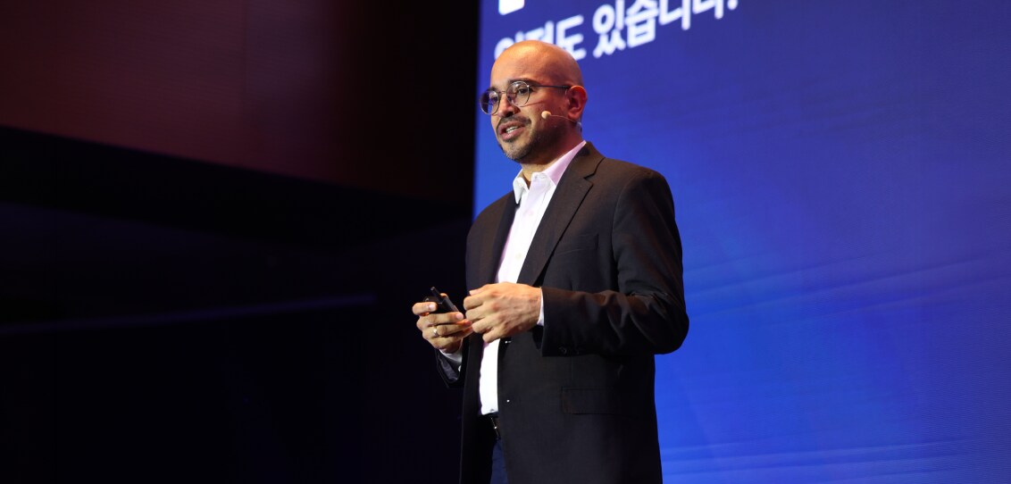 Juan Carlos Niebles, VP, presenting on Continual Learning on stage