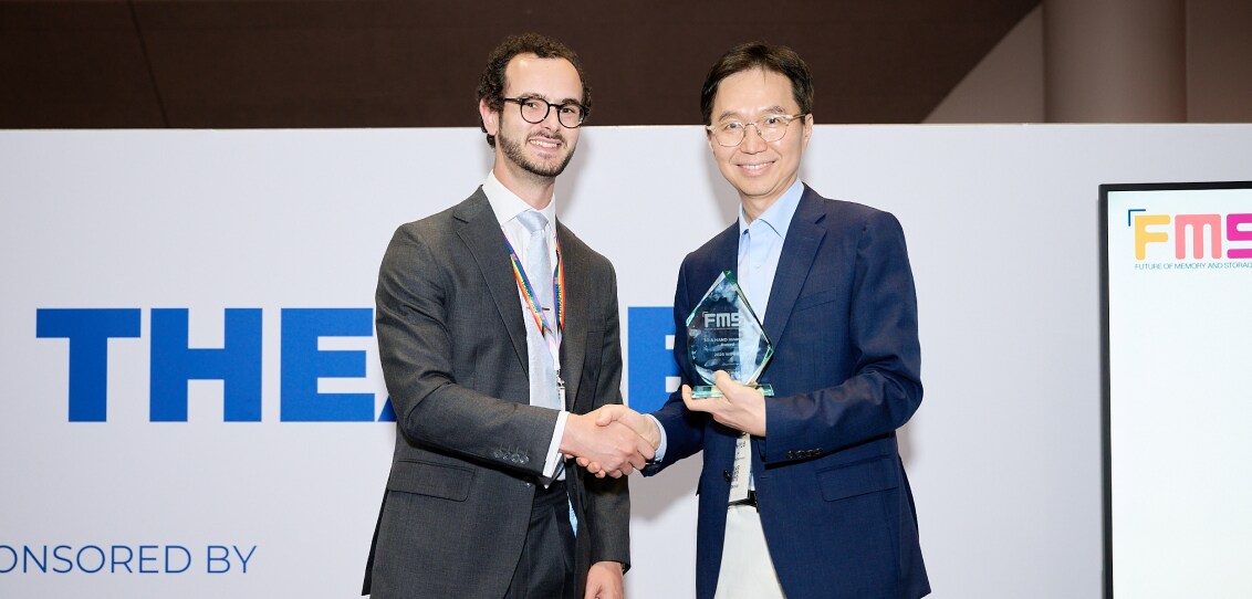 Samsung Semiconductor receiving an award at FMS 2026