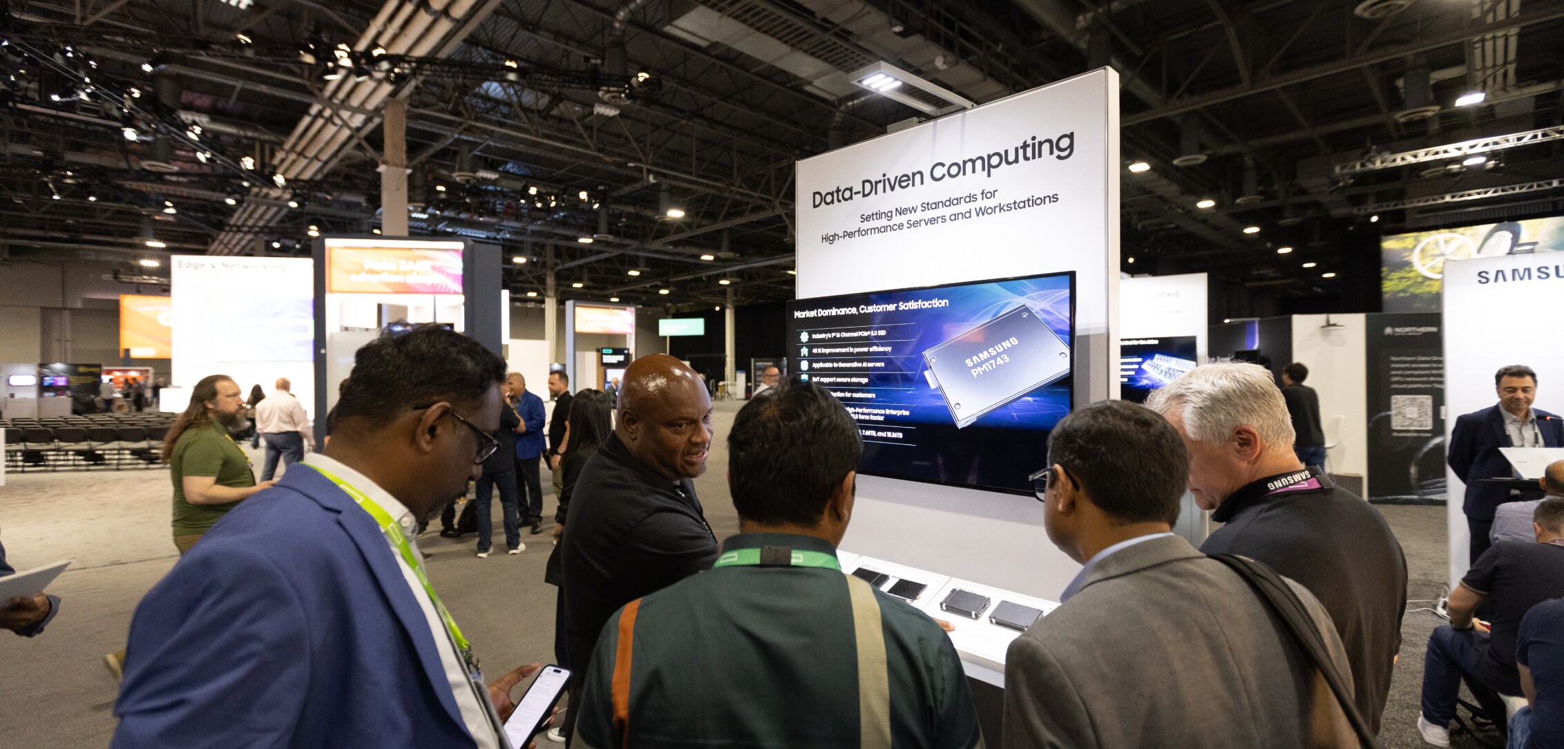 A group of attendees gathering around Data-Driven Computing display at HPE Discover 2024, discussing high-performance server solutions.