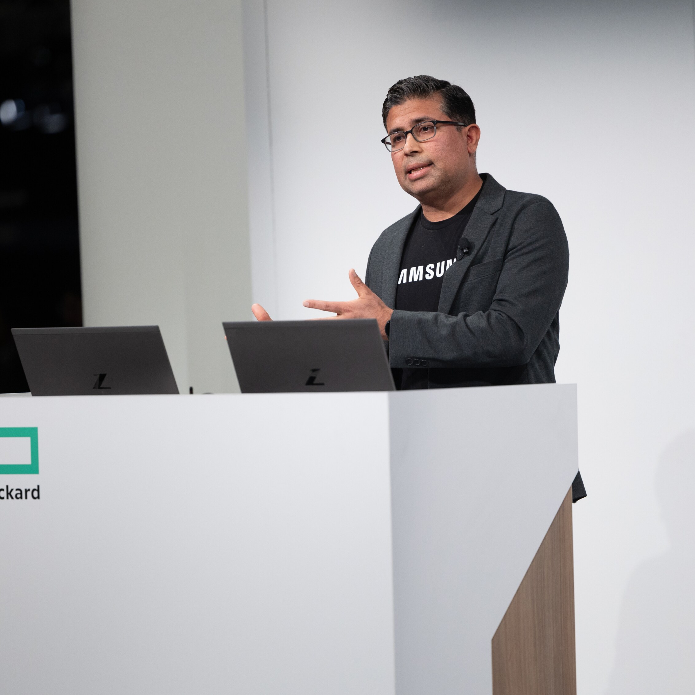 A speaker from Samsung discussing innovations in SSD technology for AI at HPE Discover 2024.
