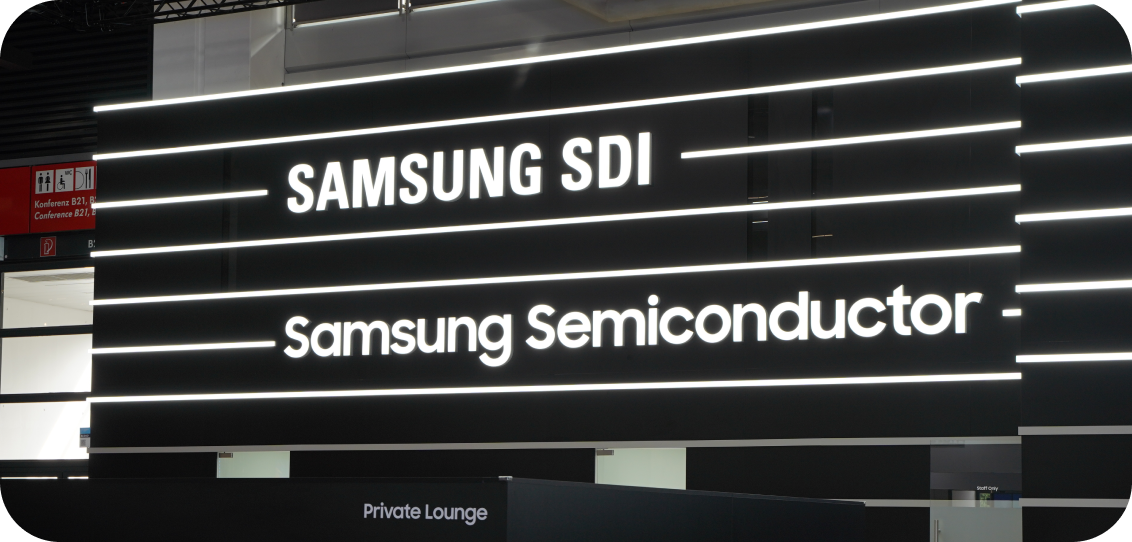 밝은 조명 아래 ‘Samsung SDI’와 ‘Samsung Semiconductor’ 로고가 표시된 전시장 간판.