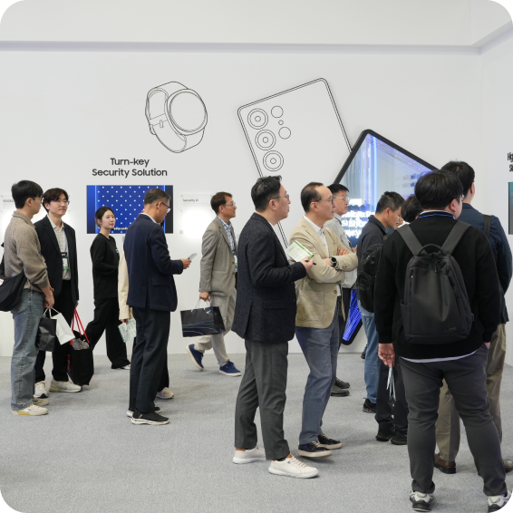 보안 솔루션 전시 부스 앞에서 기술 설명을 듣는 참관객들의 모습, Turn-key Security Solution 홍보 공간 전경