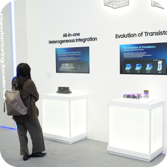 반도체 제조 기술을 소개하는 삼성 전시 부스, All-in-one Heterogeneous Integration과 Evolution of Transistor 패널을 관람하는 참관객
