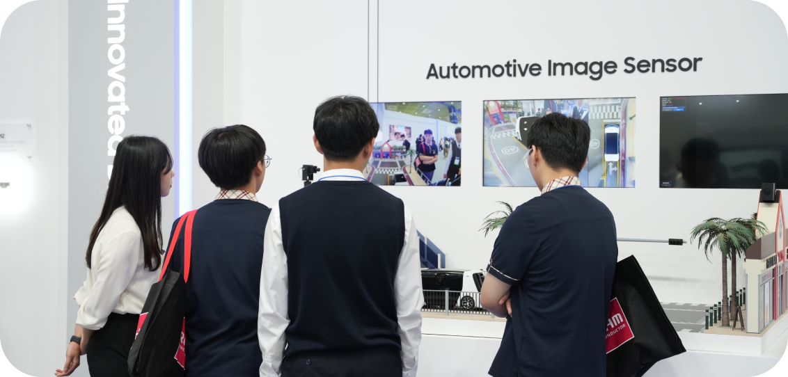 SEDEX 2025 삼성 Automotive Image Sensor 전시 부스, 차량용 이미지 센서 기술 시연을 관람하는 방문객들