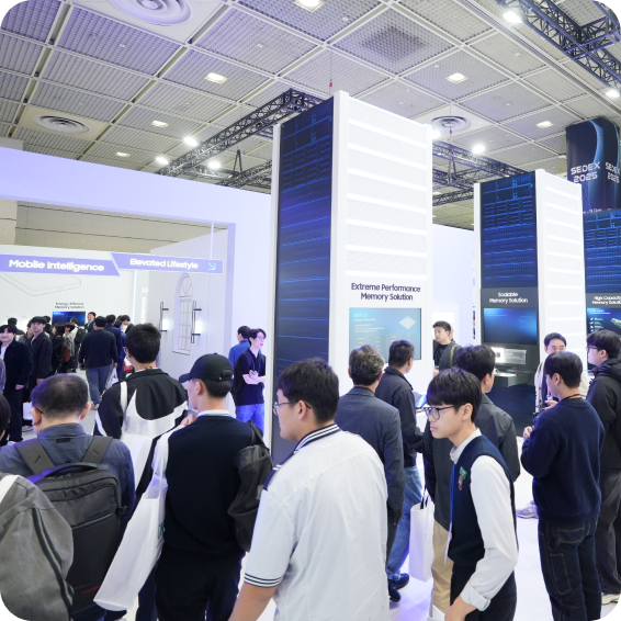 SEDEX 2025 삼성 부스에서 Extreme Performance Memory Solution 전시를 관람 중인 참관객들, 반도체 메모리 기술 홍보 공간 전경