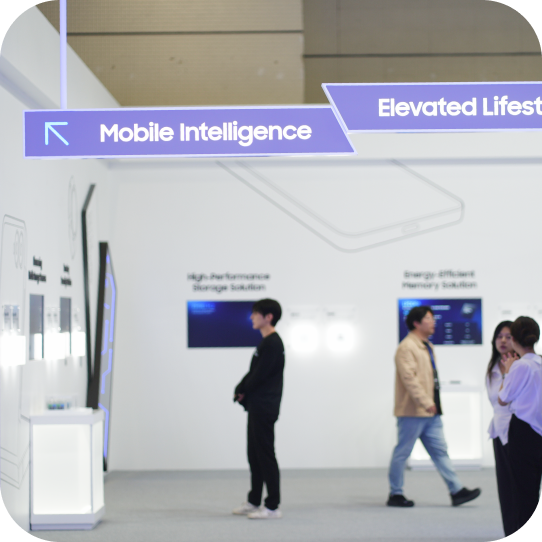 SEDEX 2025 삼성 Mobile Intelligence·Elevated Lifestyle 전시 부스, 방문객들이 스토리지 및 에너지 효율 메모리 솔루션을 관람하는 모습