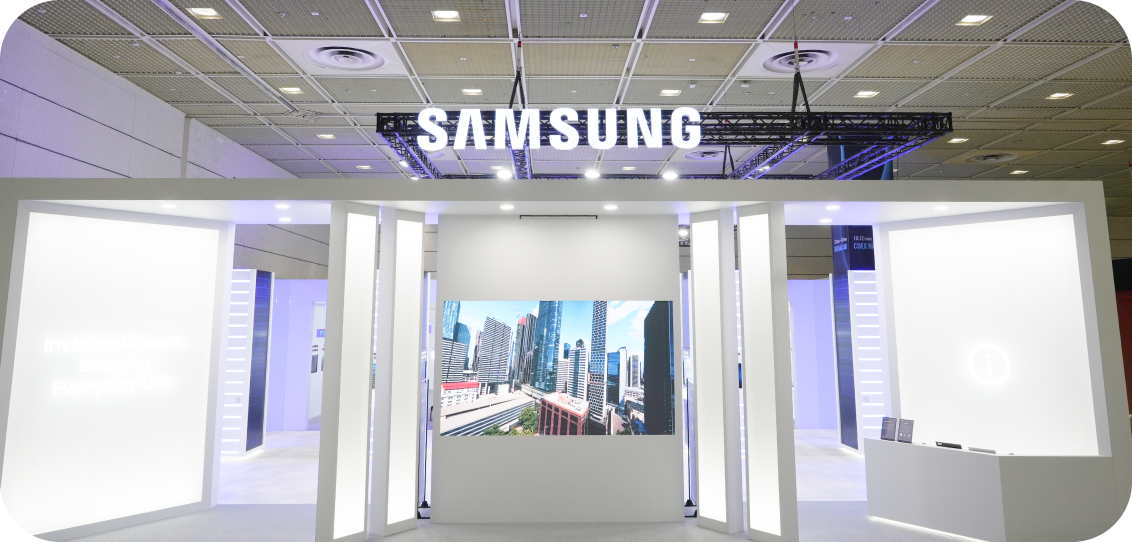 삼성 전시 부스 전경, 대형 스크린에 도시 전경 영상이 재생되는 스마트 기술 홍보 공간