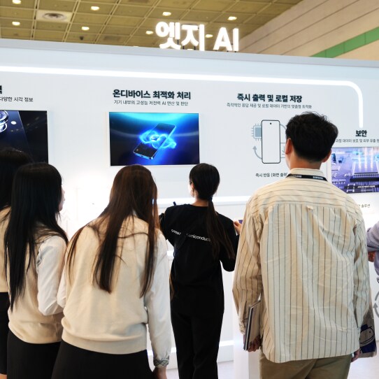 엣지AI존에서 AI 연산과정 체험 컨텐츠를 관람하고 있는 관람객 이미지