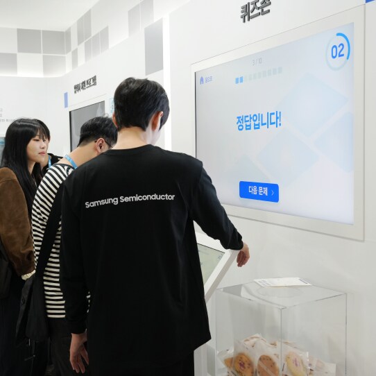 상생협력존에서 체험형 컨텐츠를 진행하고 있는 관람객 이미지