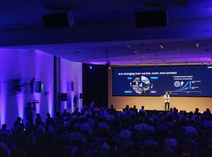 Samsung Foundry Forum keynote session with a speaker presenting AI and foundry semiconductor technology on stage