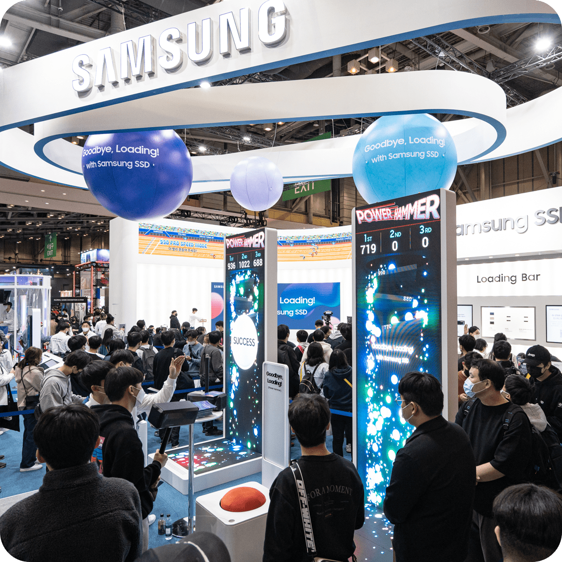 G-STAR 2022 내 삼성전자 반도체 브랜드관에서 다양한 게임을 통해 제품들의 성능을 경험하는 방문객