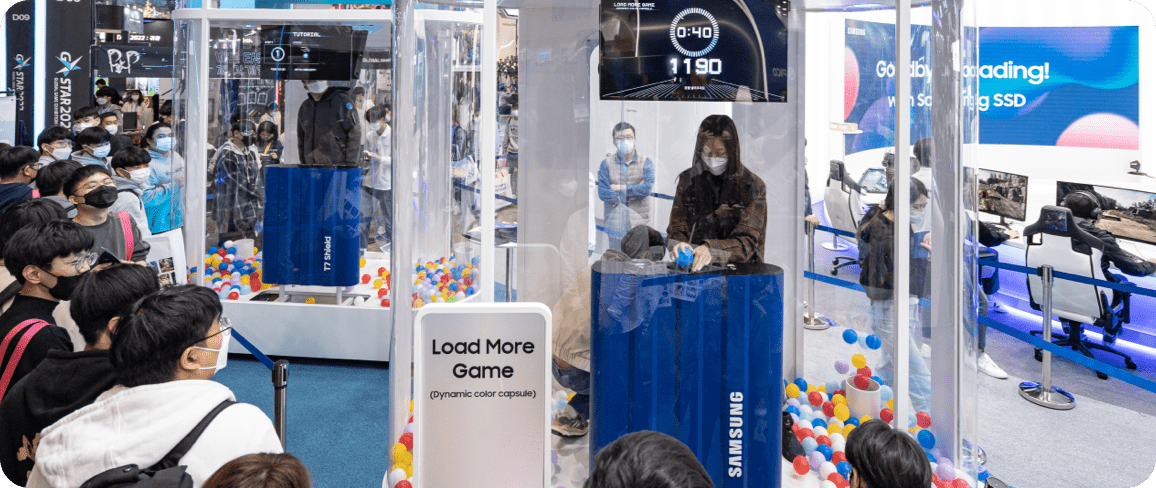 Visitors experience the performance of products through various games at Samsung Electronics Semiconductor Brand Hall in G-STAR 2022