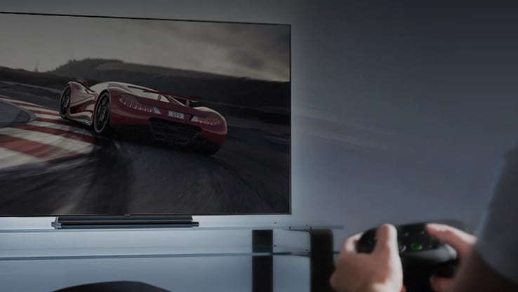 テレビに接続したコンソールでゲームをプレイする人の説明イメージ。