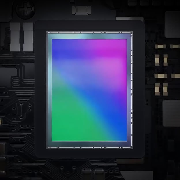 暗い回路基板の背景にあるグラデーション色のイメージセンサーです。