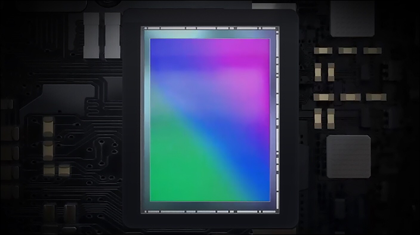 暗い回路基板の背景にあるグラデーション色のイメージセンサーです。