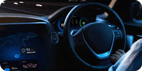 自动驾驶汽车及其数字仪表盘示意图。