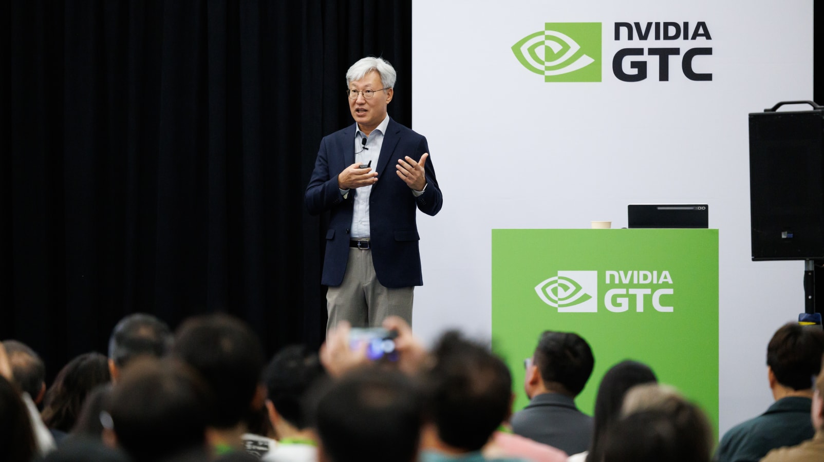 GTC 2026에서 발표 중인 삼성전자 AI센터장 송용호 부사장