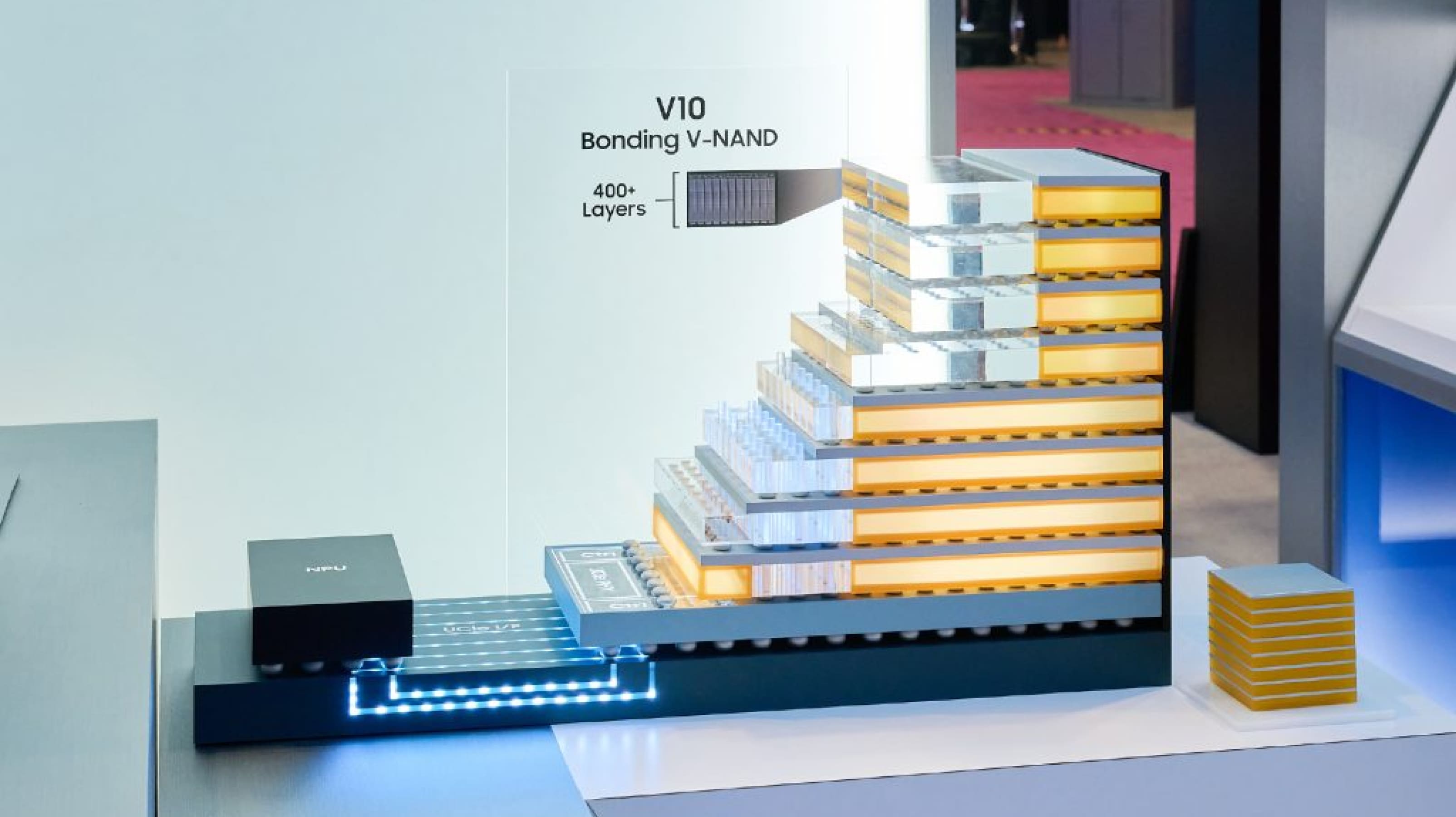 FMS 2026 삼성전자 부스에 전시된 400단 이상 V10 Bonding V-NAND 구조 모형