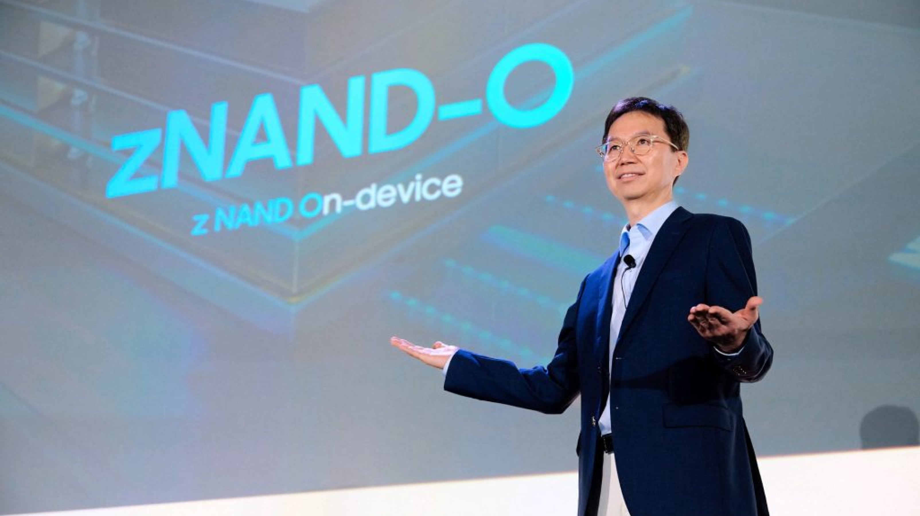 FMS 2026 무대에서 ‘zNAND-O’가 표시된 대형 화면 앞에 서서 양손을 펼쳐 발표하는 삼성전자 Flash개발실 이진엽 부사장