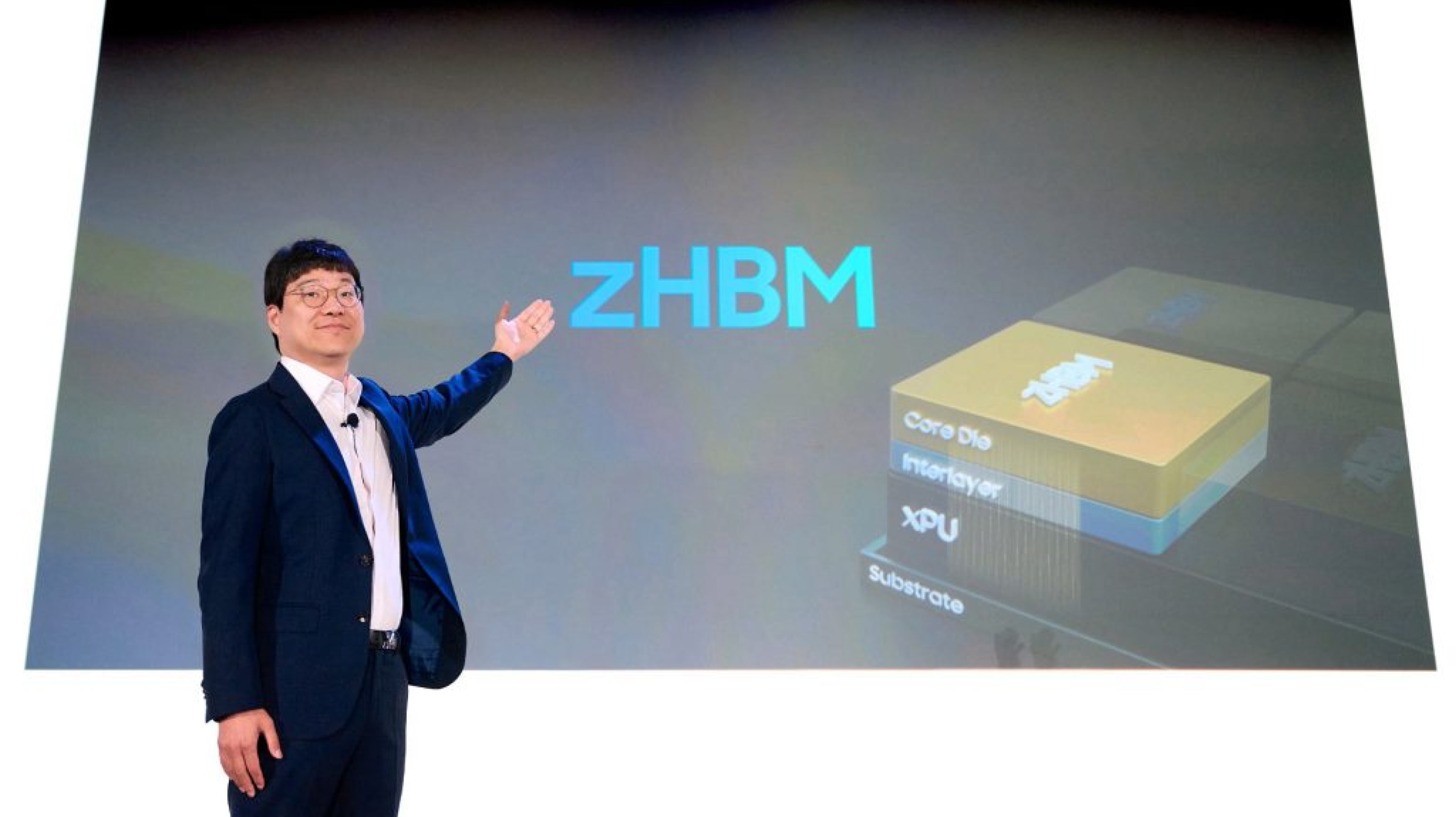 삼성전자 관계자가 FMS 2026에서 zHBM 구조를 설명하는 모습