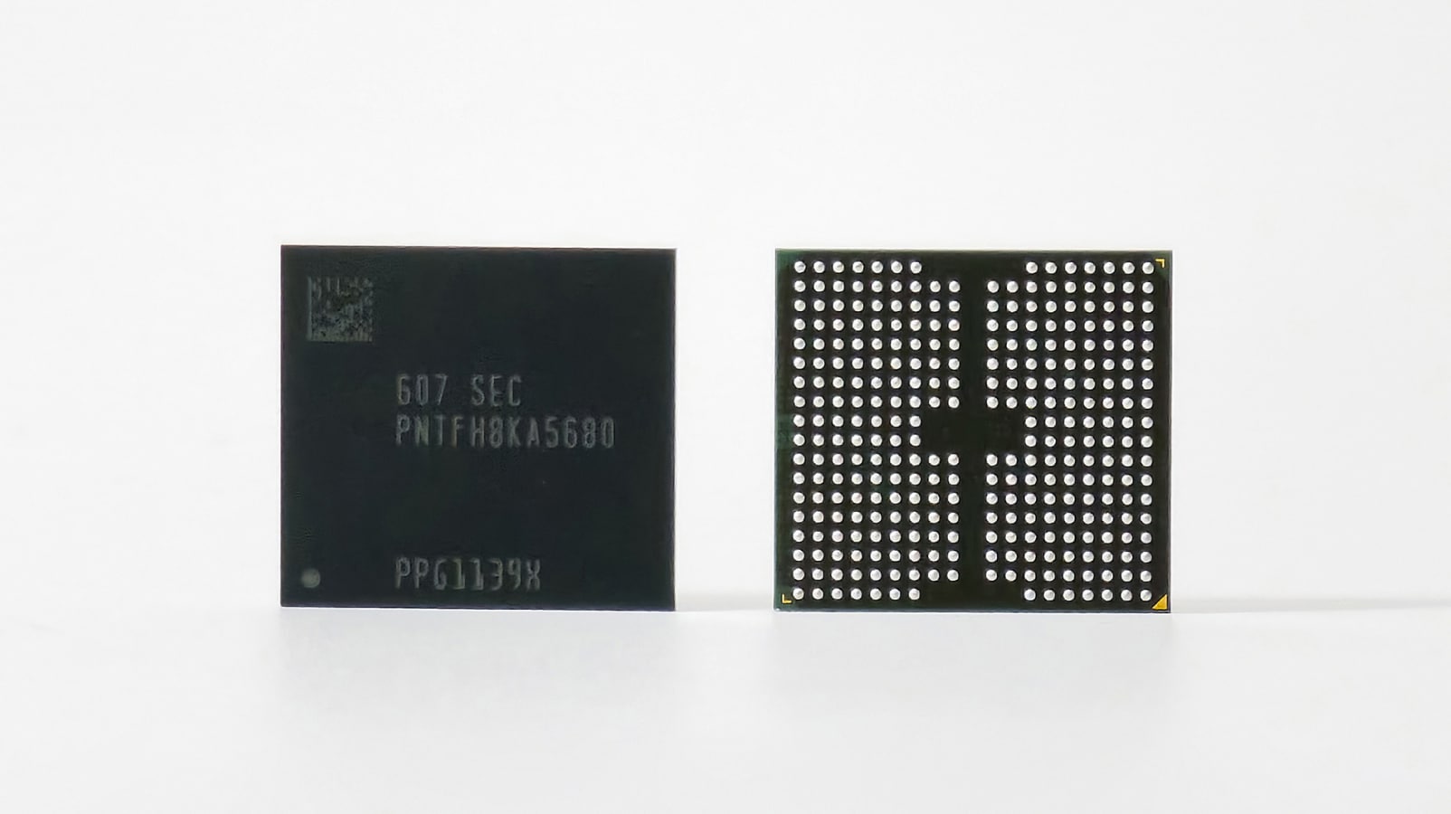 Front and back views of the V10 BV-NAND flash memory chip