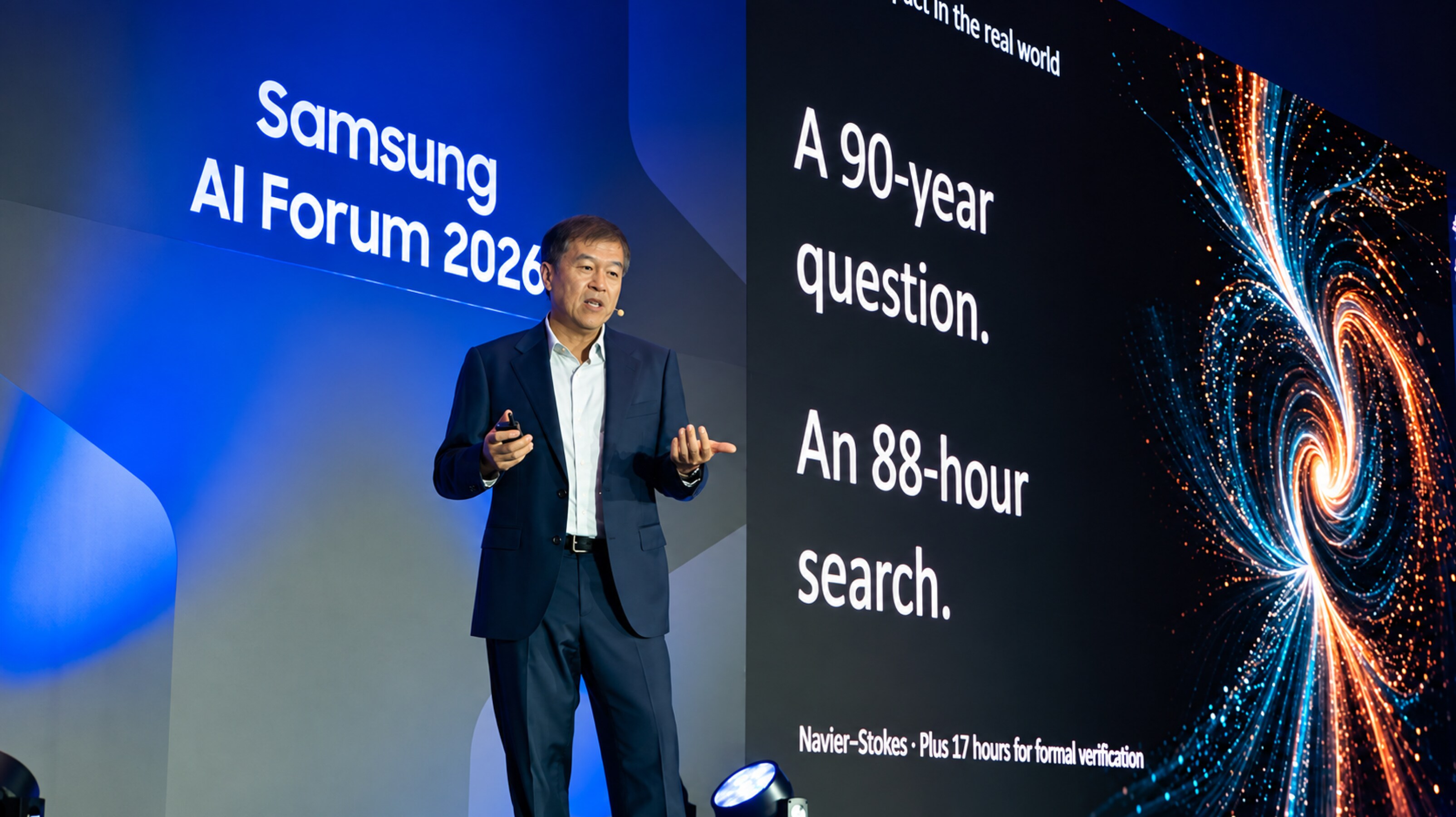 삼성 AI 포럼 2026 무대에서 대형 프레젠테이션 화면과 함께 발표하고 있는 오픈AI의 리처드 호(Richard Ho) 하드웨어담당 부사장 모습