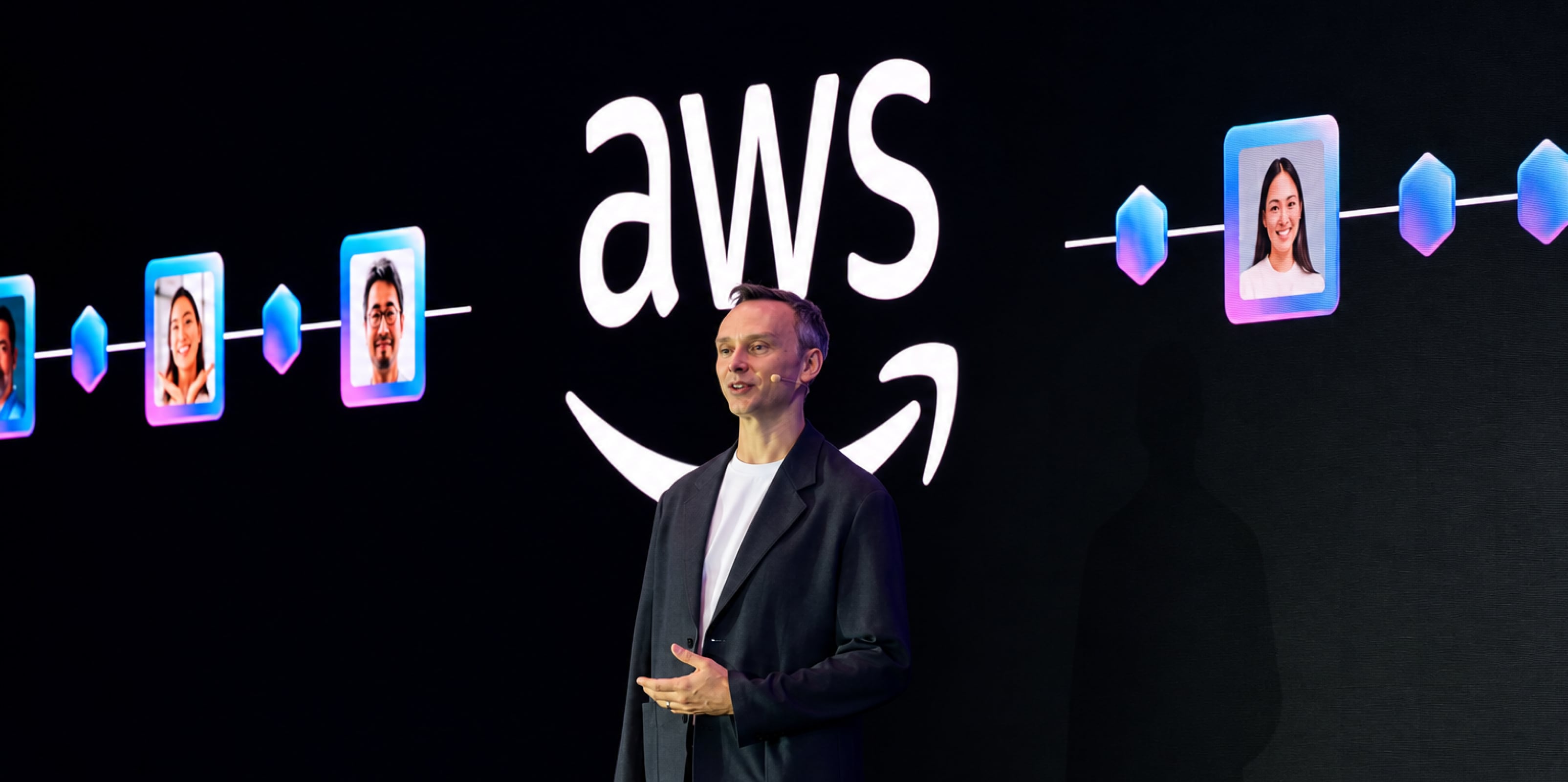 무대에서 AI 에이전트를 주제로 발표하는 David Green AI Technology Leader