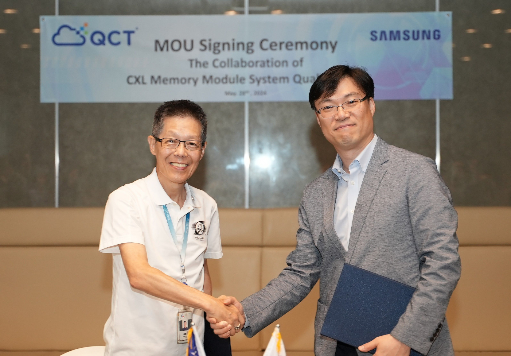A scene where Samsung Electronics and QCT, a global data center and 5G solution provider, formalize their cooperation by signing a Memorandum of Understanding (MOU) between the two companies.