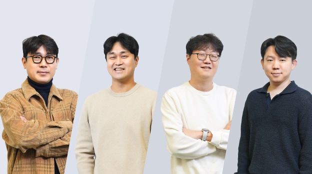 ISOCELL HP5 이미지센서를 개발한 네 명의 엔지니어가 다톤 그라데이션 배경 앞에서 캐주얼한 복장으로 함께 서 있는 모습.