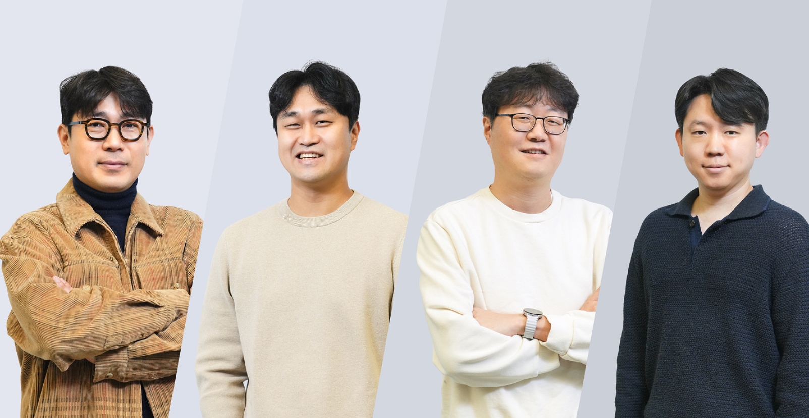 ISOCELL HP5 이미지센서를 개발한 네 명의 엔지니어가 다톤 그라데이션 배경 앞에서 캐주얼한 복장으로 함께 서 있는 모습.