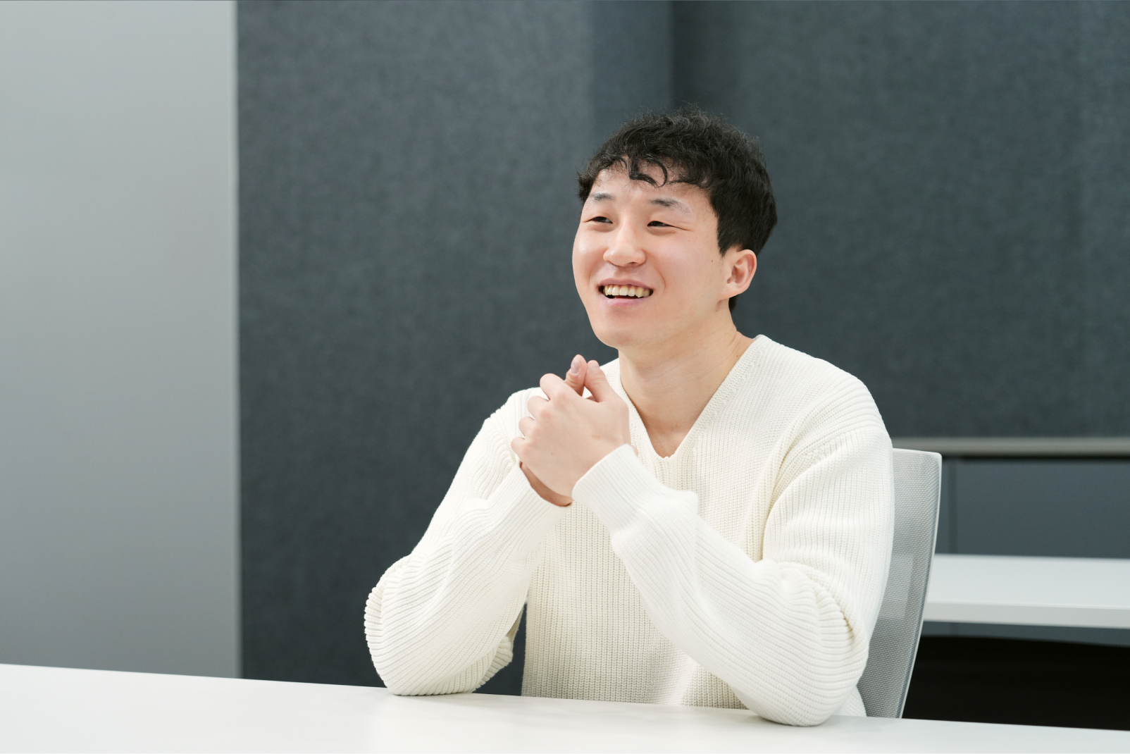 상품기획팀 최승호 님이 밝은 표정으로 인터뷰에 응하며 의견을 나누는 모습.