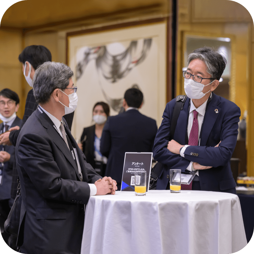 日本で開かれたサムスンファウンドリフォーラム2022に出席した2人が会話を交わしています。
