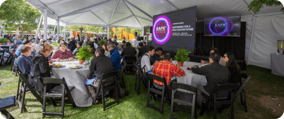 This is an image of people eating at the SAFE Forum and discussing the vision and trends of Samsung Foundry.