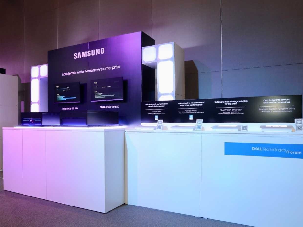 Participants at the Samsung Electronics booth.