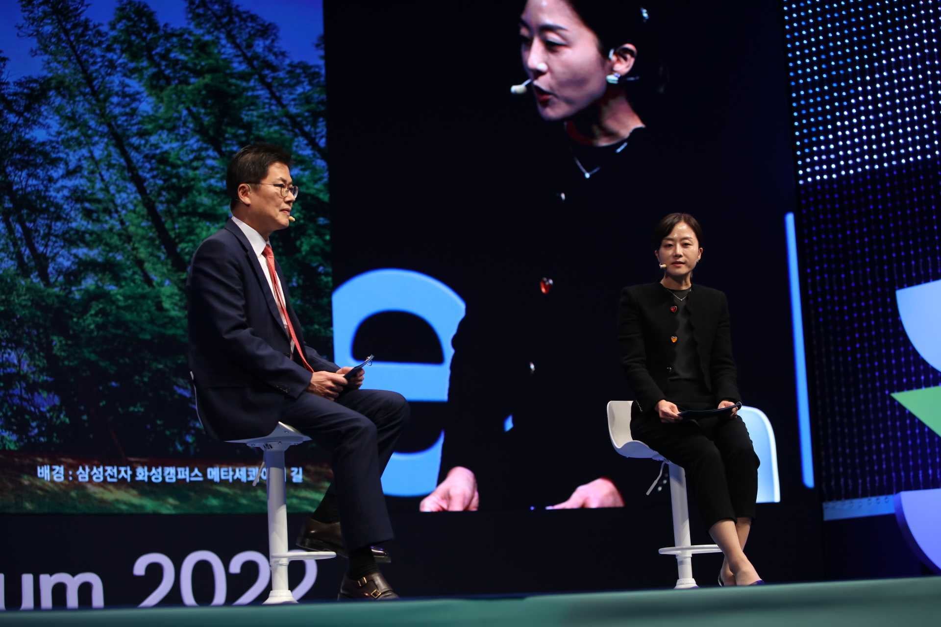HyunJung Seo, Vice President of DS Corporate Sustainability Management at Samsung Electronics (Seo, giving her keynote speech.)