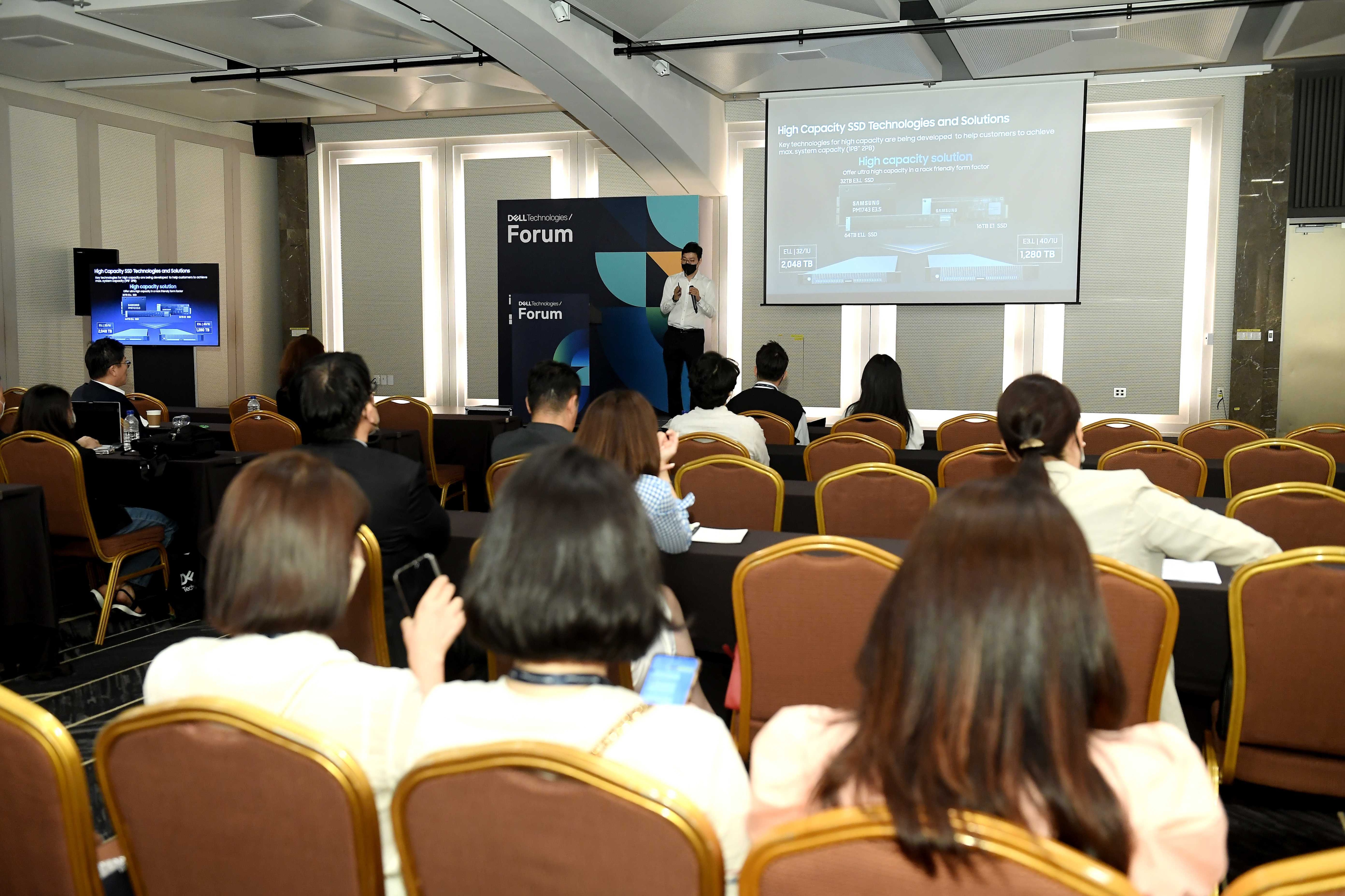 KyungRyun Kim, Vice President of Memory Product Planning at Samsung Electronics (Kim, giving his keynote speech.)