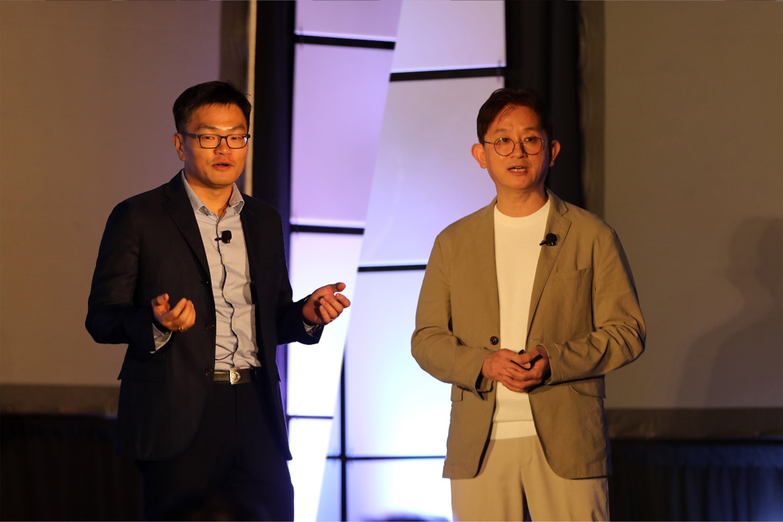 Keynote speakers from Samsung Electronics addressing global audience at FMS 2025 about next-generation AI memory and storage technologies.