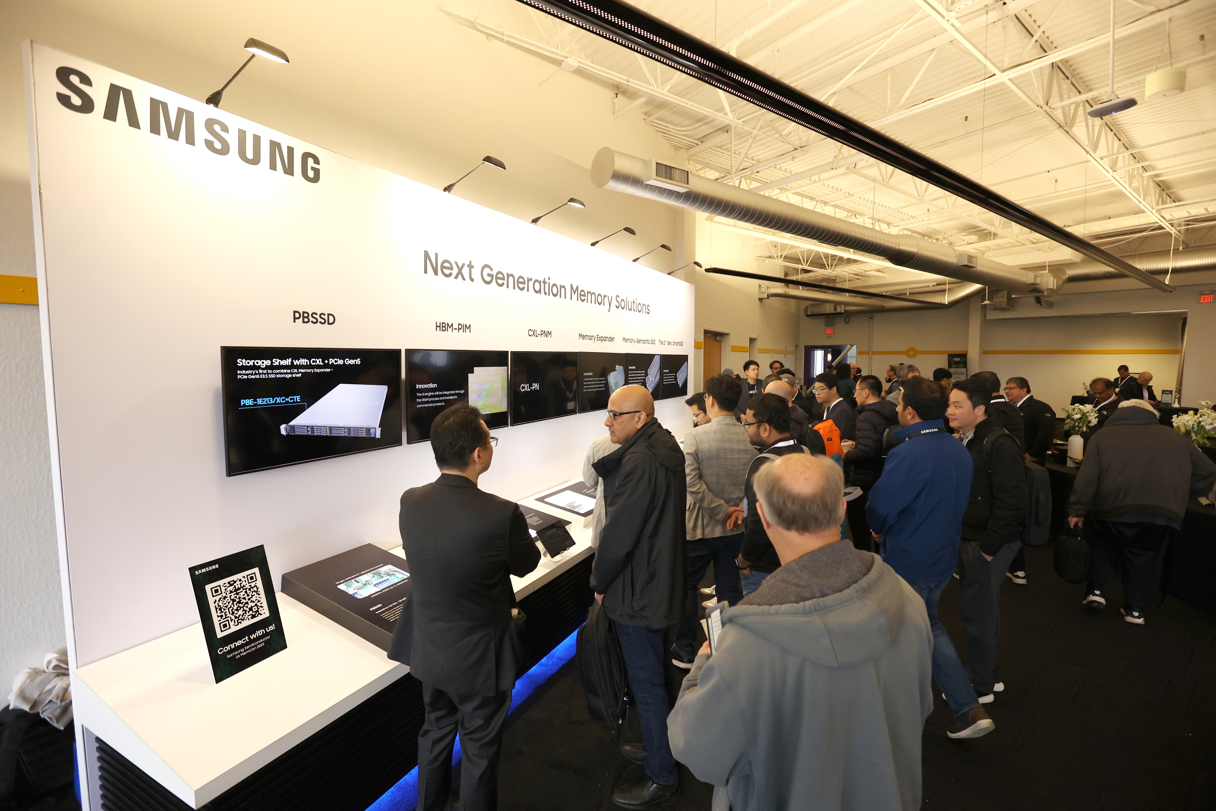 Visitors are admiring Samsung Semiconductor's products.